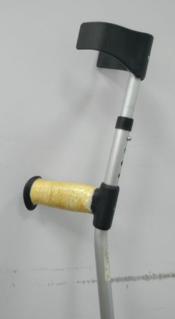 Imagen de una Muleta Ortopdica Tradicional, con venda y esponja para poder disminuir el dolor que genera su uso